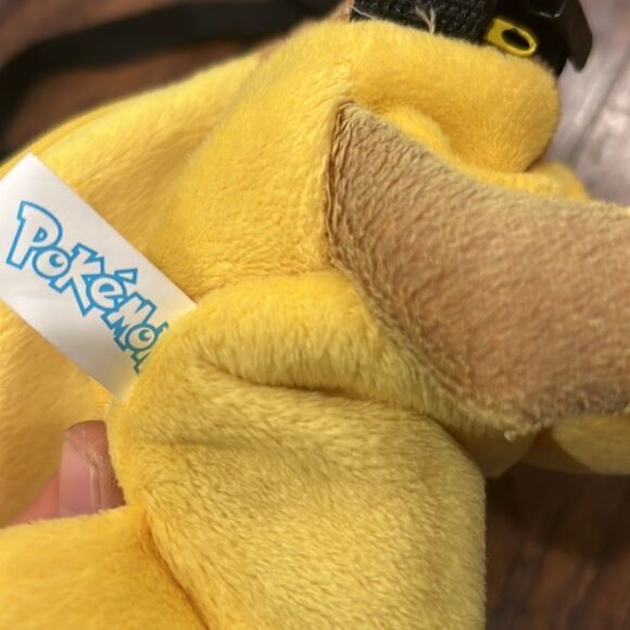 2010 Pikachu backpack 13 inch long cool bag for any Pokémon collector or lover - Picture 7 of 10